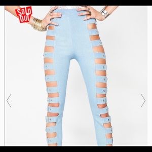 NWT Hot & Delicious cut out buckle jeans size M
